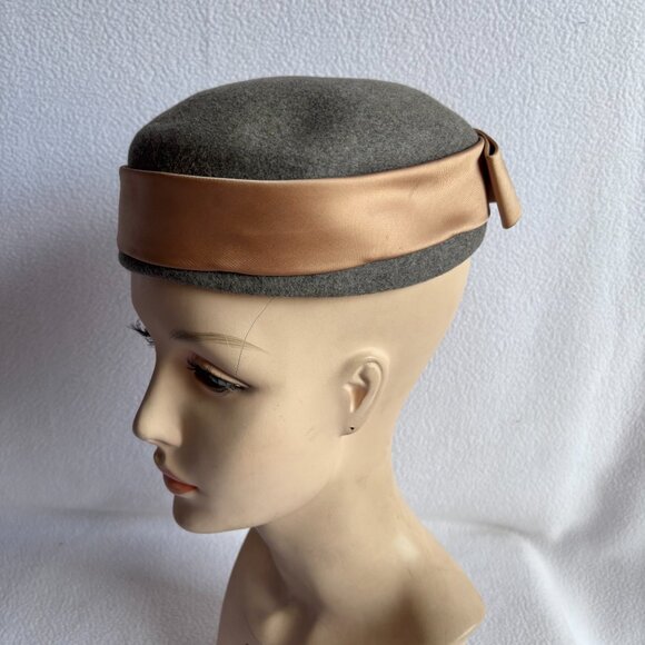 1950s 1960s Gray Wool Pillbox with Pink Ribbon Band - Picture 5 of 9